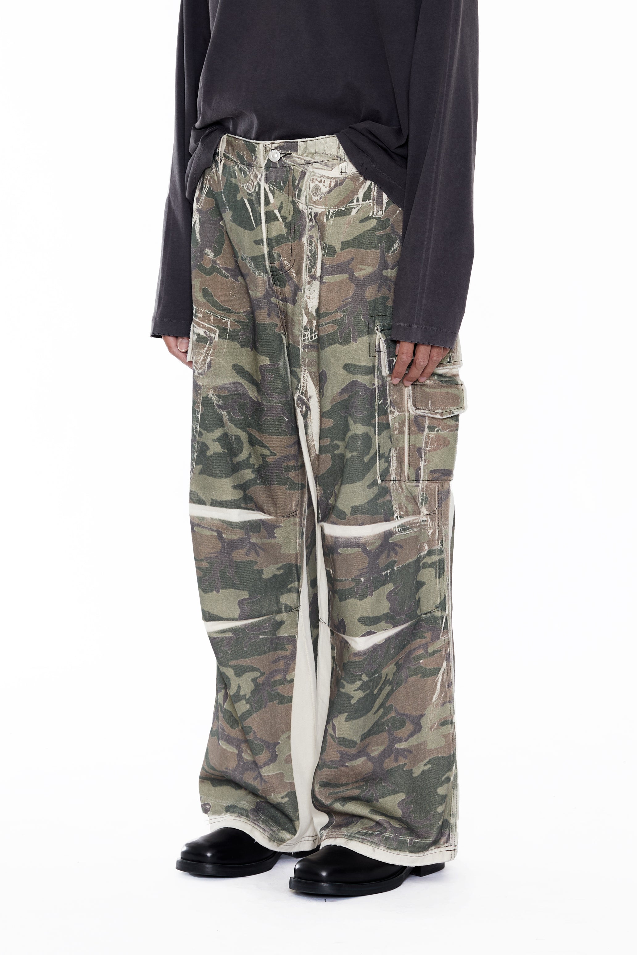 OFFSET CAMO DROPPED CARGO JEANS