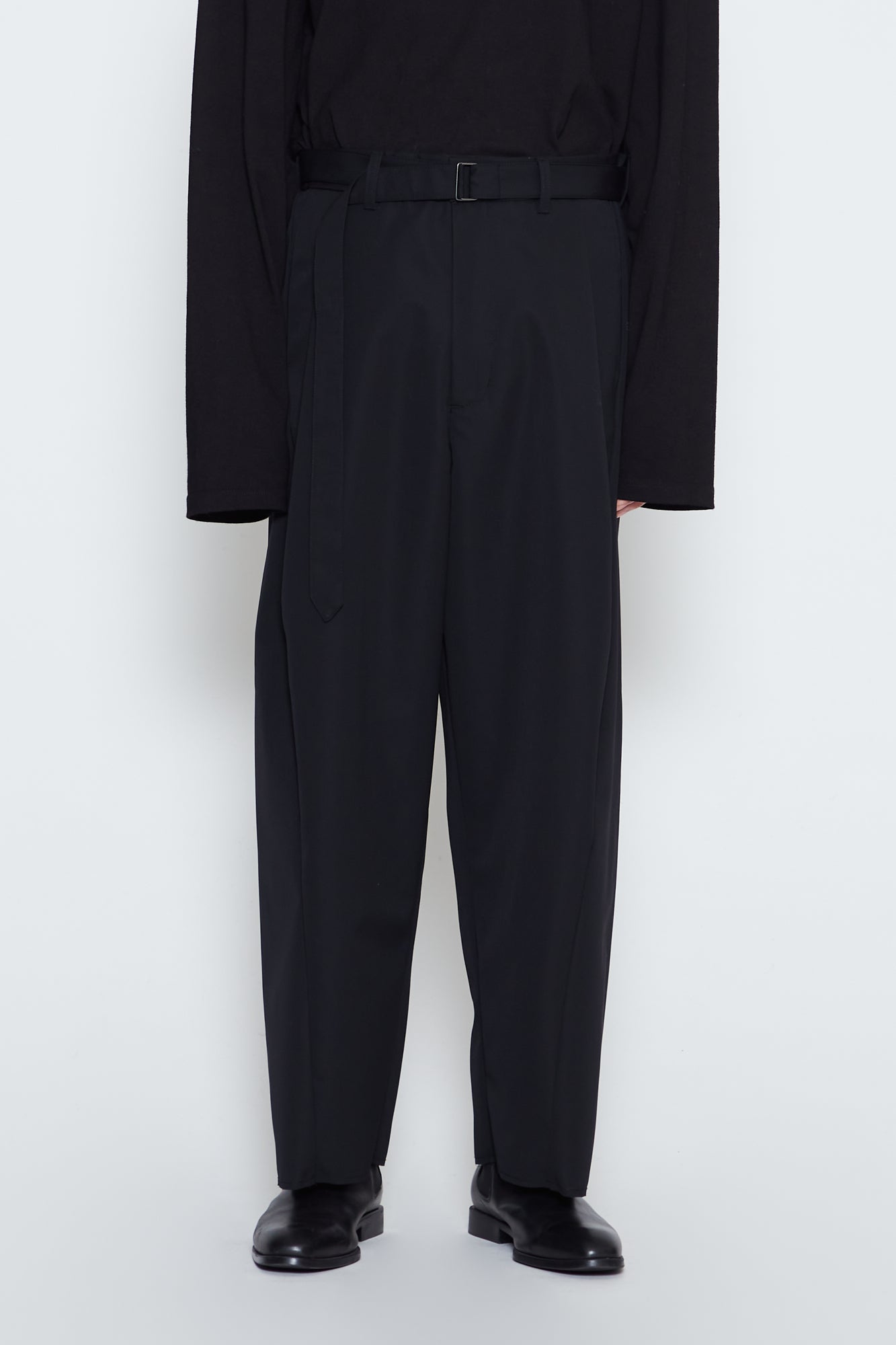 Load image into Gallery viewer, BLACK ONE TUCK BLACK HIGH COUNT GABARDINE FUTURO PANTS
