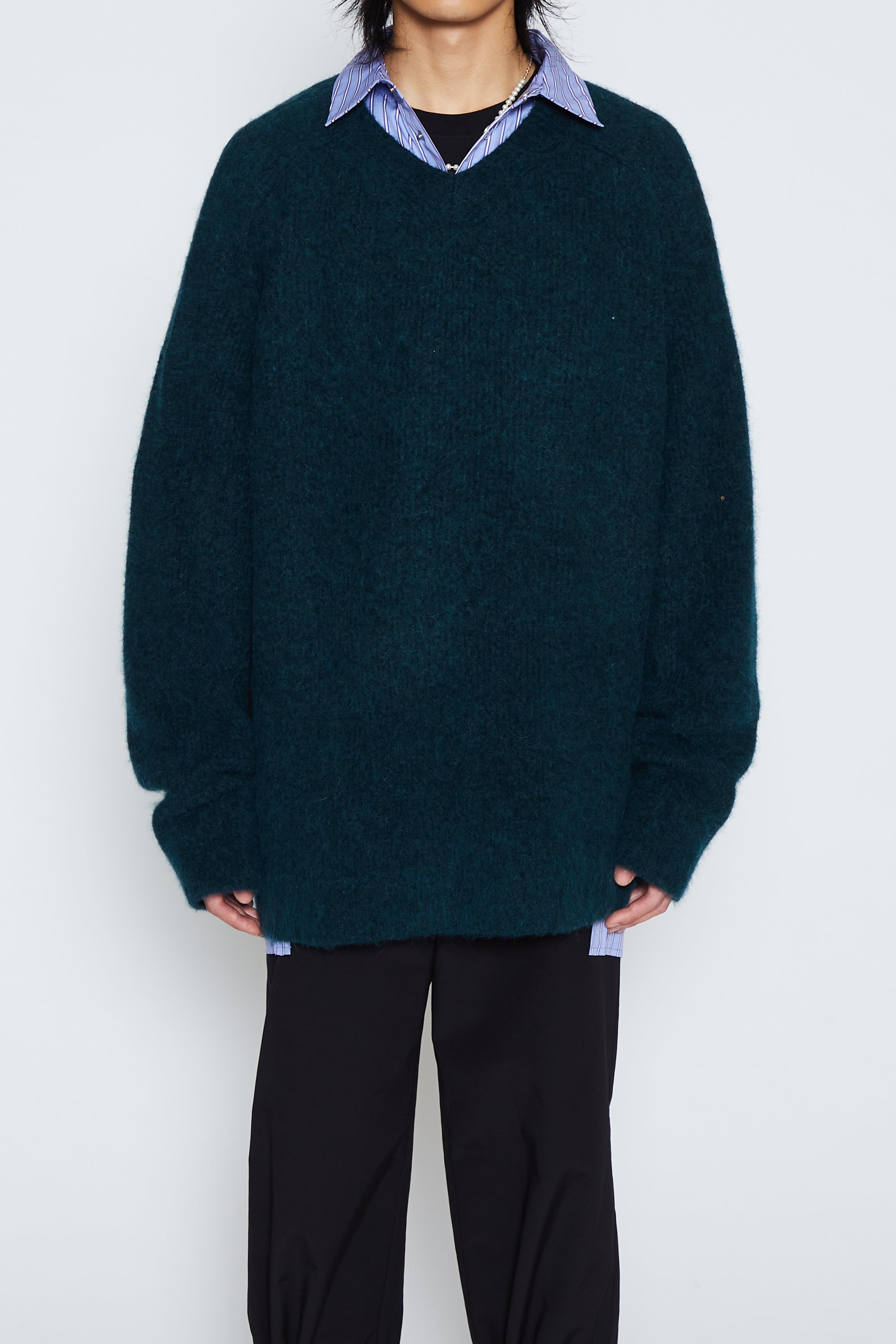 Load image into Gallery viewer, DARK GREEN BABY ALPACA MOHAIR CABIN V-NECK SWEATER
